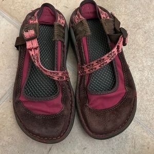 Size 13 girls Mary Jane style Chaco shoes casual flats fuchsia purple